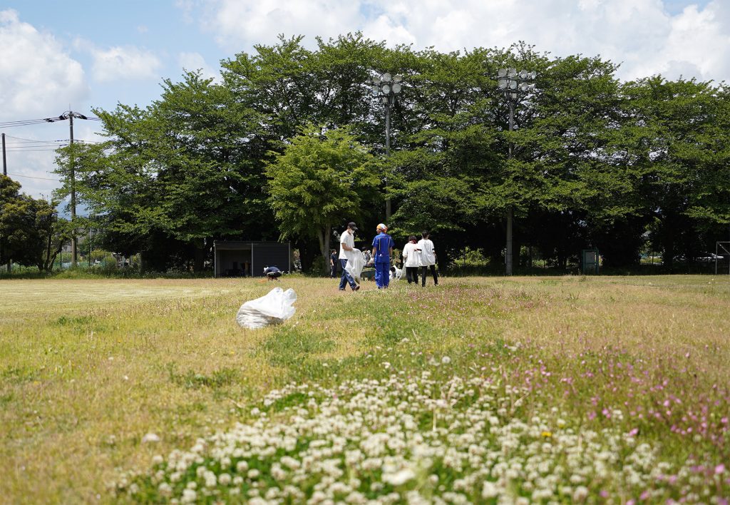 グラウンドが花畑に